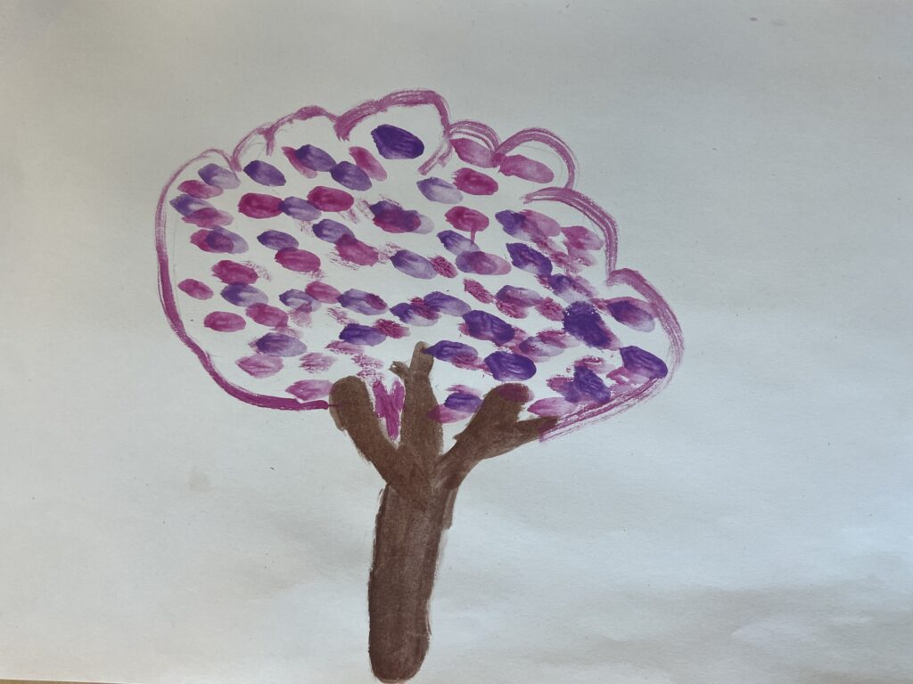 tecknat träd med rosa och lila blad och en brun tärdstam