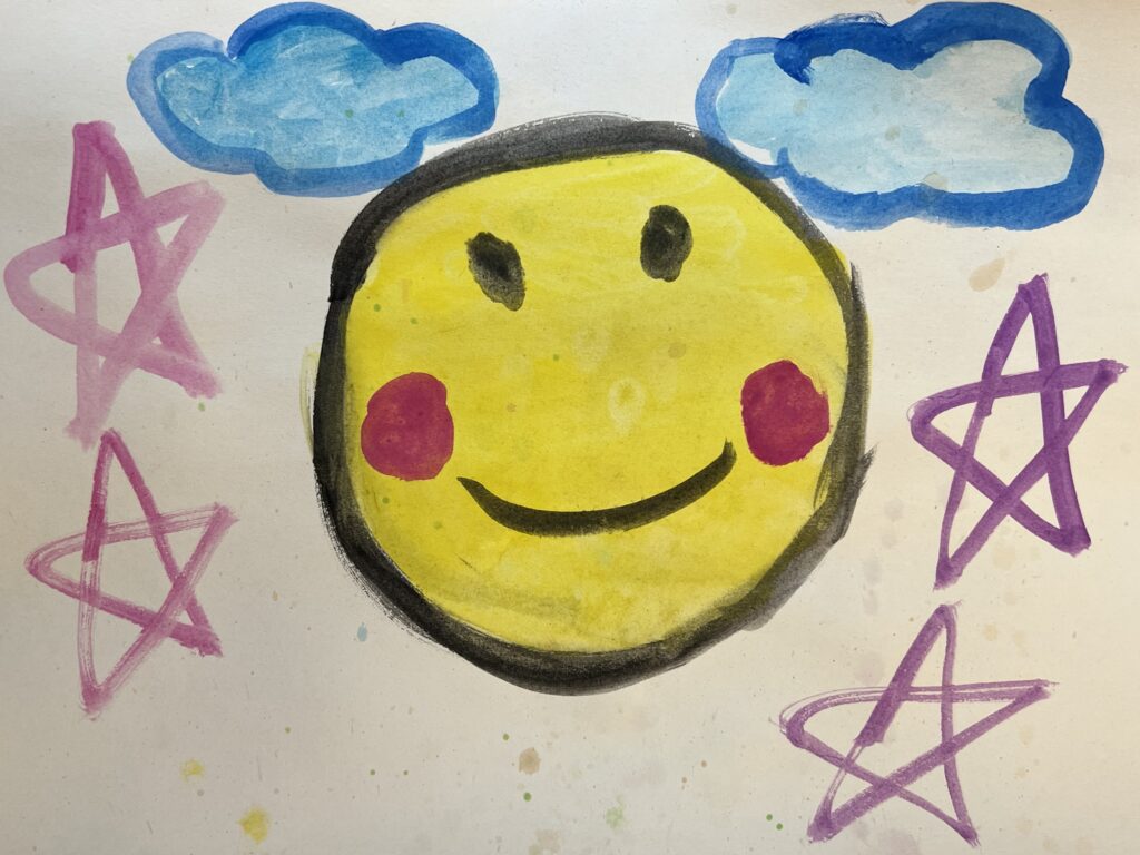 en smiley gul med röda kinder och ett leende, moln och stjärnor på sidan